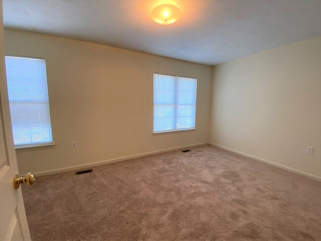 Building Photo - Spacious End Unit Townhouse with 2 Maste Suites 1920 Square Feet