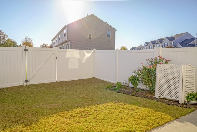 Building Photo - Townhome | Washer/ Dryer Included  |Fenced...