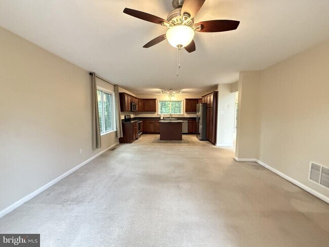 Building Photo - 1234 Lakeview Dr