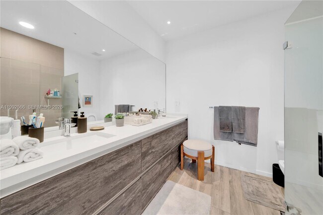 Building Photo - 3156 SW 27th Ave