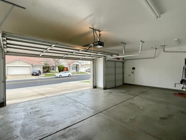 Building Photo - 366 Rock Creek Cir