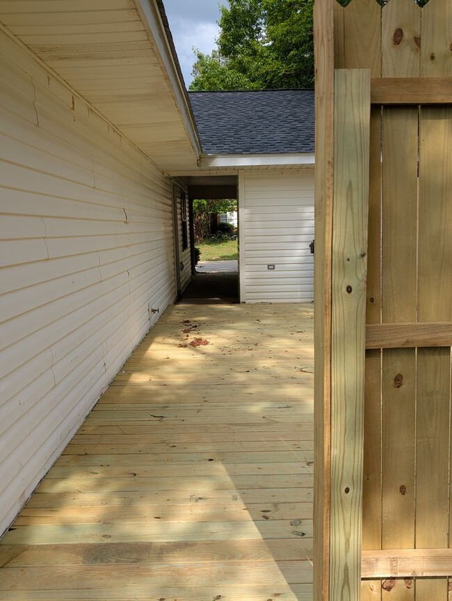 Building Photo - 866 Hollins Rd