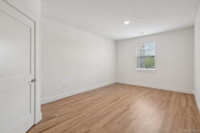 Building Photo - 4180 Sunrise Hwy