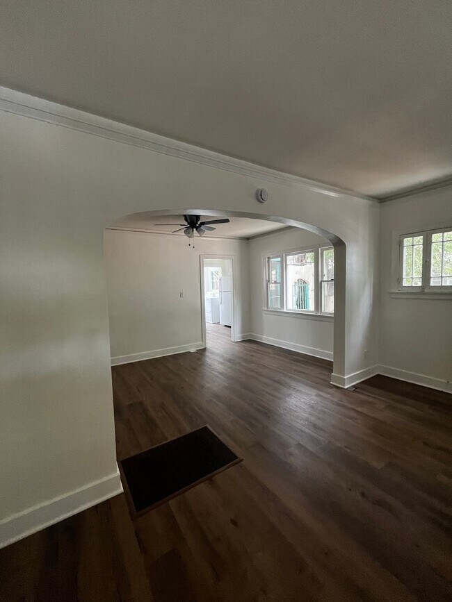 Building Photo - 921