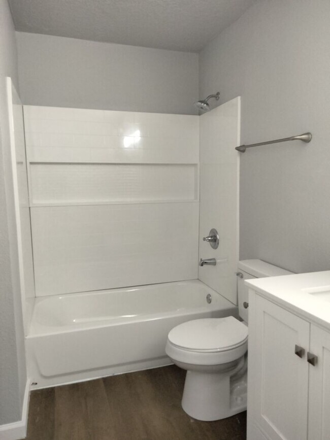 Building Photo - Beautiful Newly Renovated 3 Bedroom Home! ...