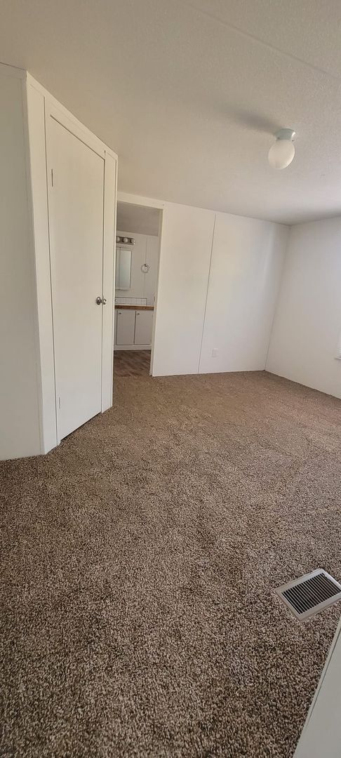 Building Photo - Ready to move in