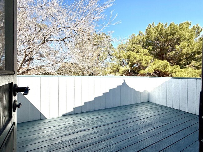 Building Photo - NORTHWEST SOLAR HOME - AVAILABLE NOW!