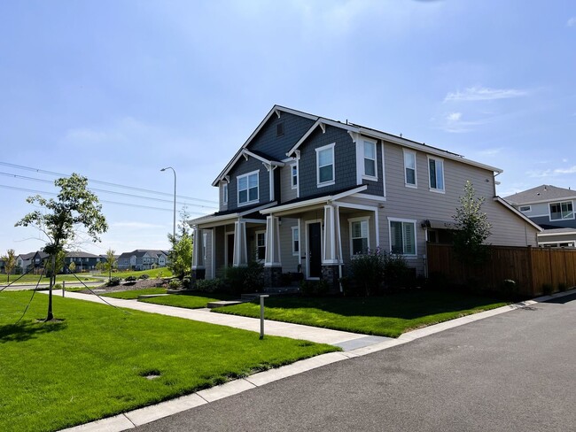 Building Photo - Modern Luxury Meets Convenience in Hillsboro