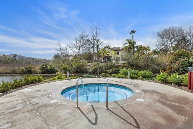 Building Photo - Gorgeous Eastlake Townhome!