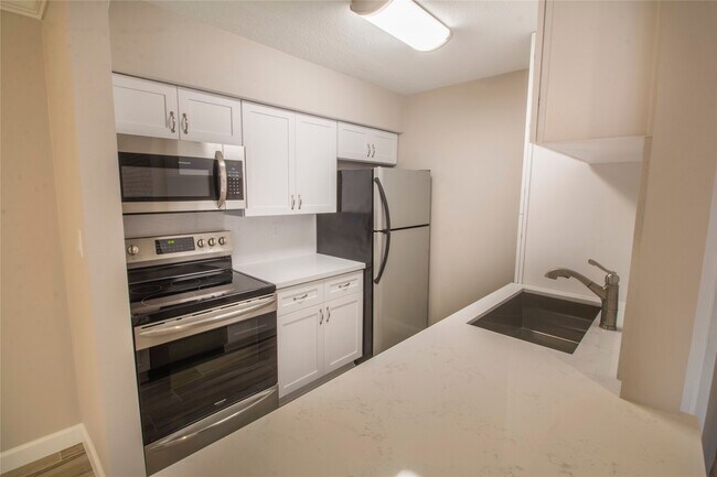 Building Photo - 2121 Fountain View Dr