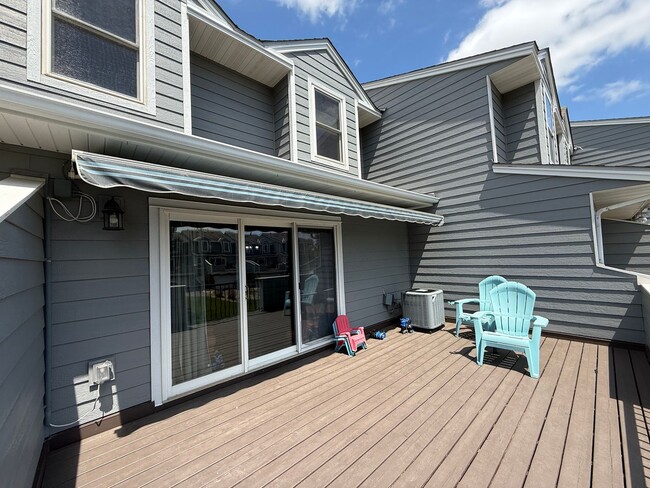 Building Photo - Updated 2 Bed, 2.5 Bath Apple Valley Townh...