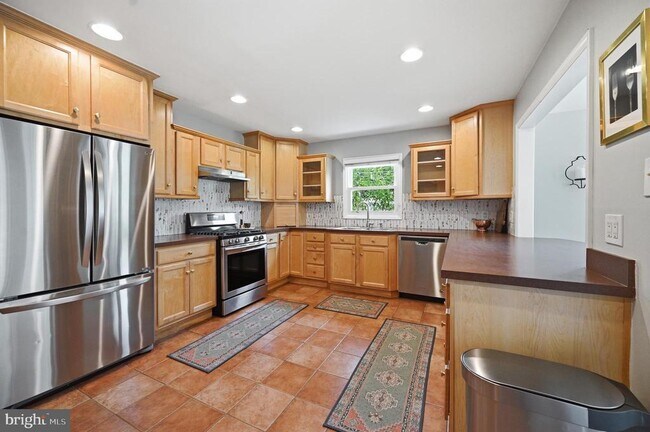 Building Photo - 6426 Carriage Dr