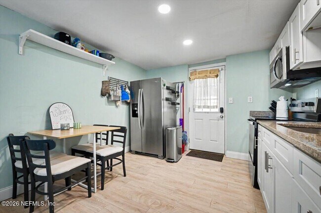 Building Photo - 719 S Shores Rd