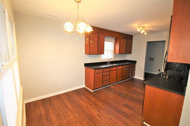 Building Photo - Move-In Ready Ranch Minutes from Plaza Midwood, NoDa & Uptown
