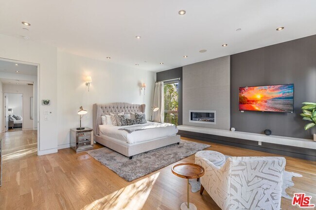 Building Photo - 833 N Orange Grove Ave