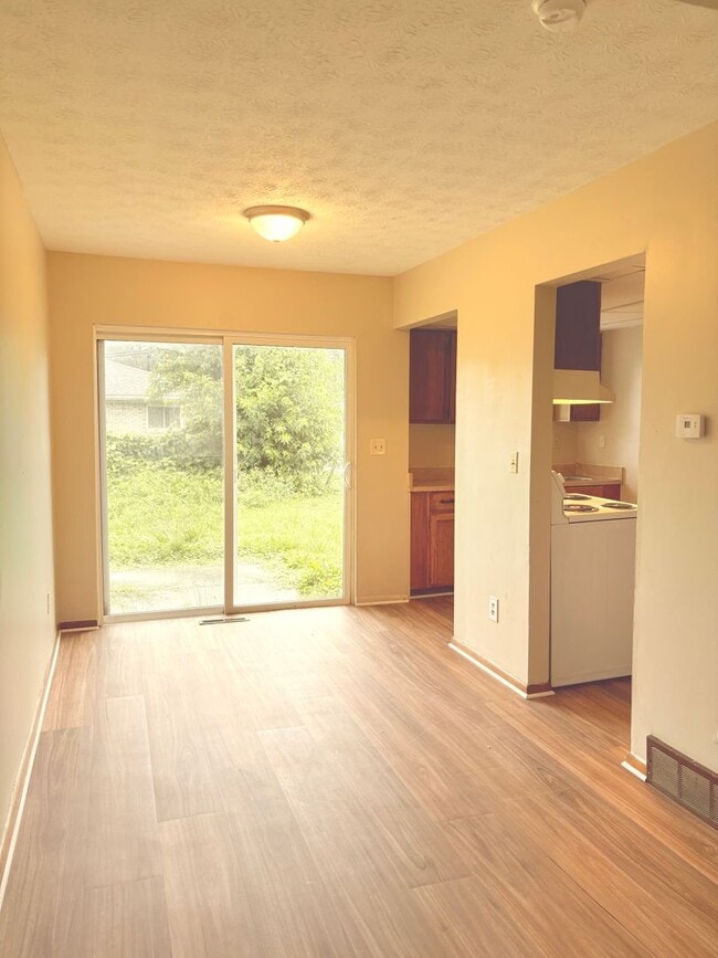 Building Photo - Beautiful 2BR 1.5BA Home w/ A/C • Driveway Parking in Gahanna