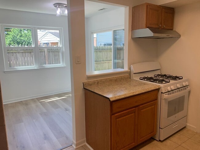Building Photo - 2 Story, 3 bedroom, 1.5 bath Townhome in Glen Burnie