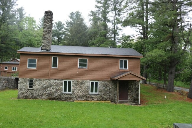 Building Photo - 1 Bedroom Freshly Painted Apartment with Bonus Room On Route 390 In Canadensis