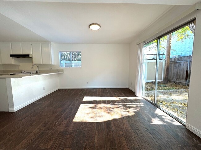 Building Photo - 3 Bedroom House in Sherman Oaks!