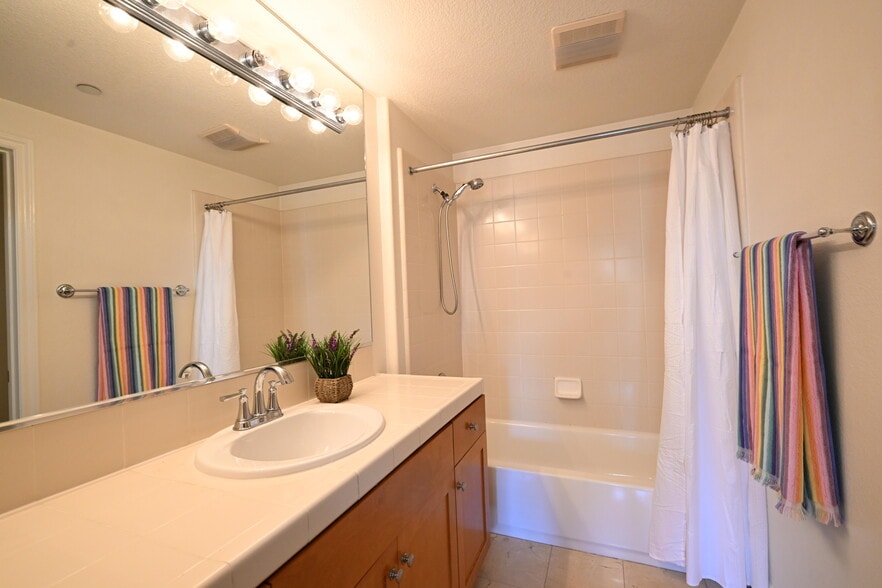 Building Photo - 5831 Seawalk Dr