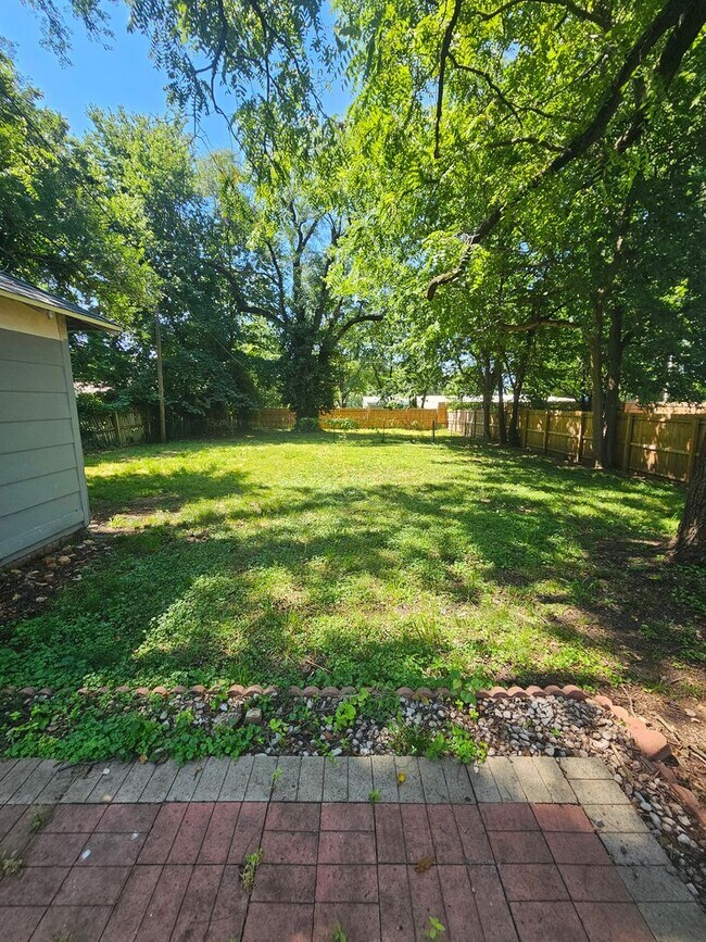 Building Photo - 2 bedroom | 1 bathroom | 1 car detached shop or garage | Large lot | Pets welcome!