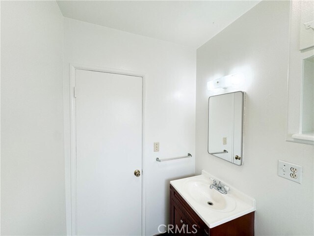 Building Photo - 2010 Manhattan Beach Blvd