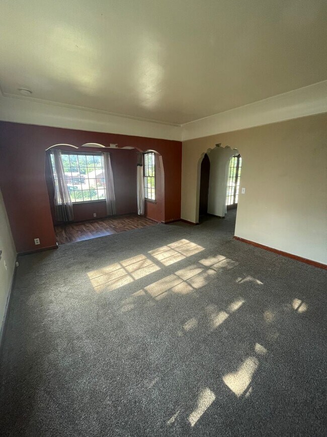 Building Photo - Swan Street Triplex