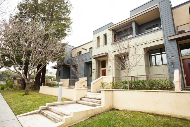 Building Photo - PALO ALTO SCHOOL DISTRICT- Tri-Level Execu...
