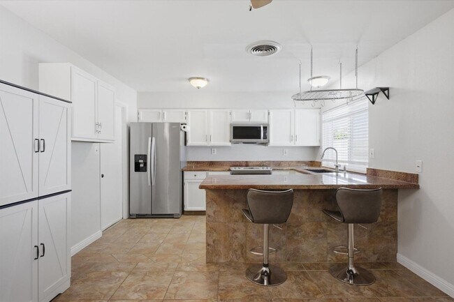 Building Photo - 656 W Pecos Ave
