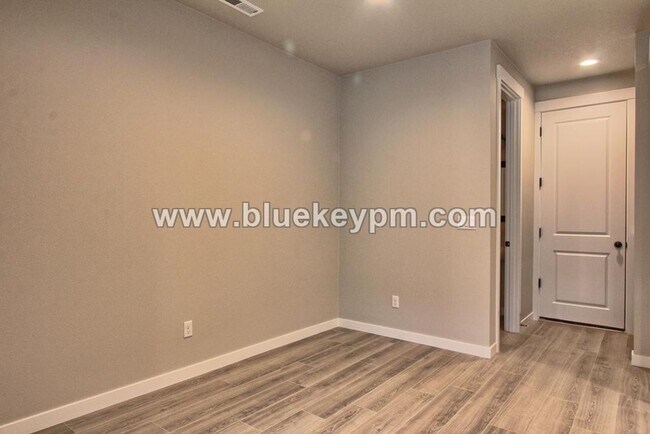 Building Photo - 3 Bed, 2.5 Bath Townhome Near WSU and Legacy Salmon Creek