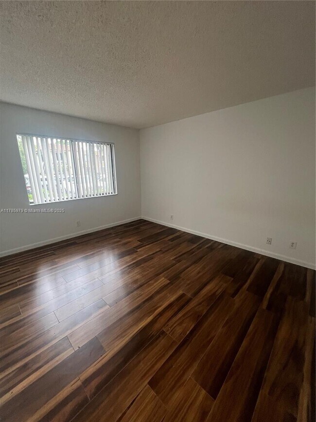 Building Photo - 440 Lakeview Dr