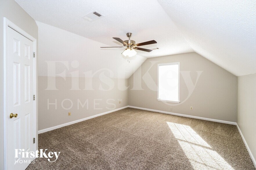 Building Photo - 9689 Kingsridge Dr