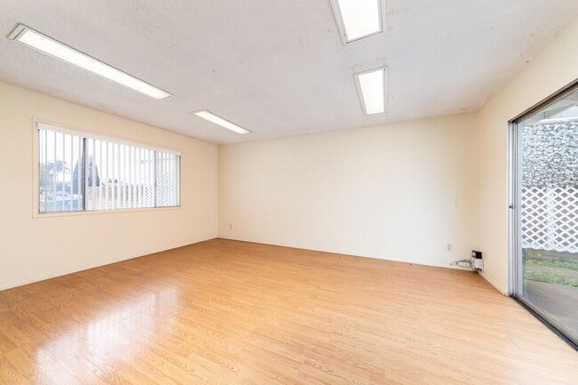 Building Photo - Single-Story 3 Bedroom Home with Pool in Camarillo