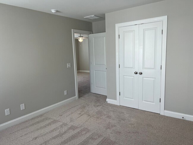 Building Photo - Lovely Three Bedroom Townhouse in Washington Square!