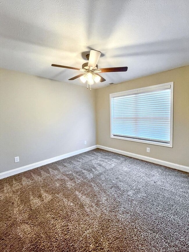 Building Photo - Charming 3-Bed, 3-Bath Townhouse Just Minu...