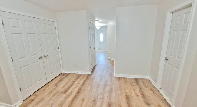 Building Photo - 3 Bed / 2 Full and 2 Half Bath Single Family Townhome