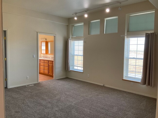Building Photo - 4 Bed 3 Bath Home with Expansive Country V...