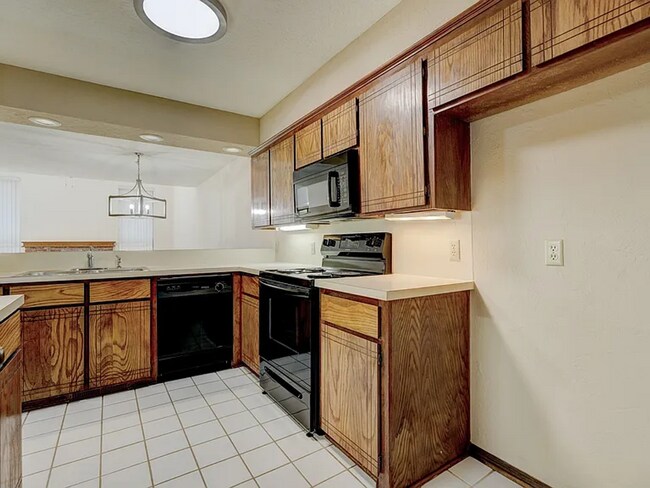 Building Photo - Beautiful 3bed/3bath Townhome Available in Westside Norman!!