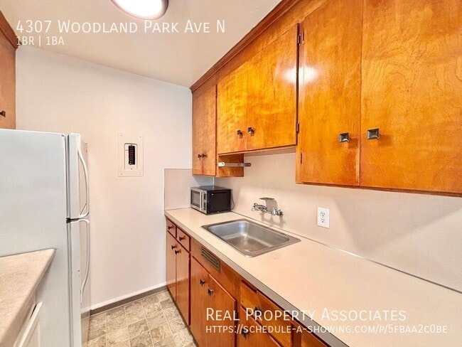 Building Photo - 4307 Woodland Park Ave N