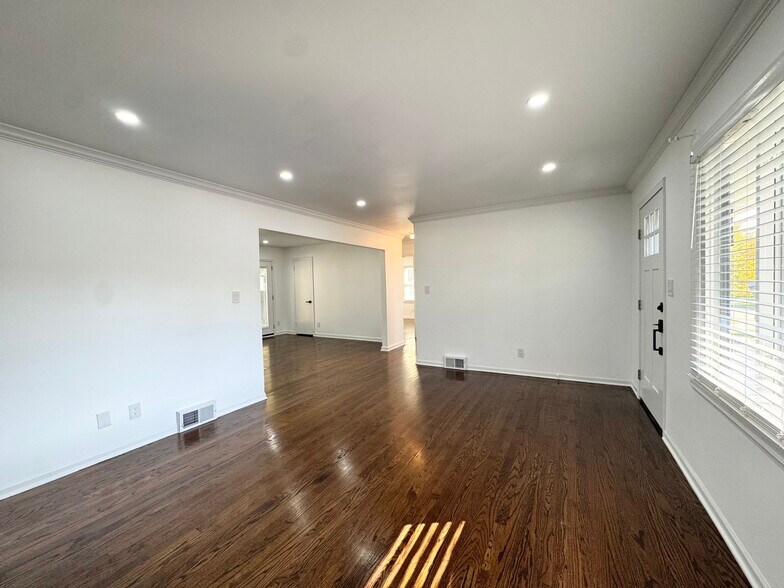 Building Photo - 2226 W 74th Ter