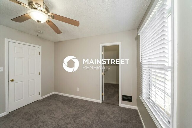 Building Photo - 3 Bedroom Pet-Friendly Home in LOUISVILLE, KY with Main Street Renewal
