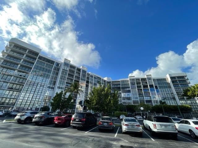 Building Photo - 800 Parkview Dr