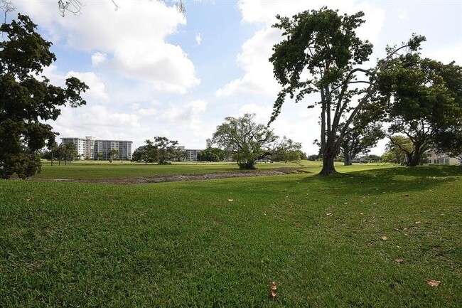 Building Photo - 2901 S Palm Aire Dr