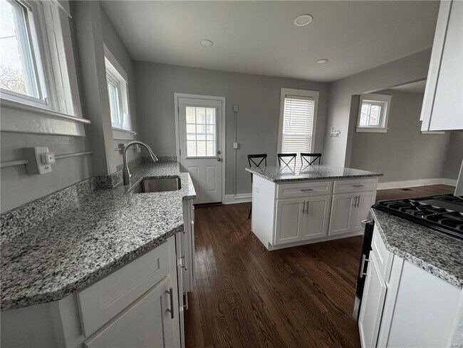 Building Photo - 729 Luckystone Ave