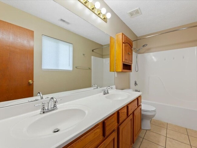Building Photo - 4 bedroom, 3 bathroom - Available 9/15- Co...