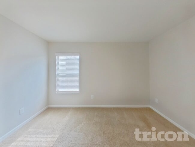 Building Photo - 927 Equine Dr