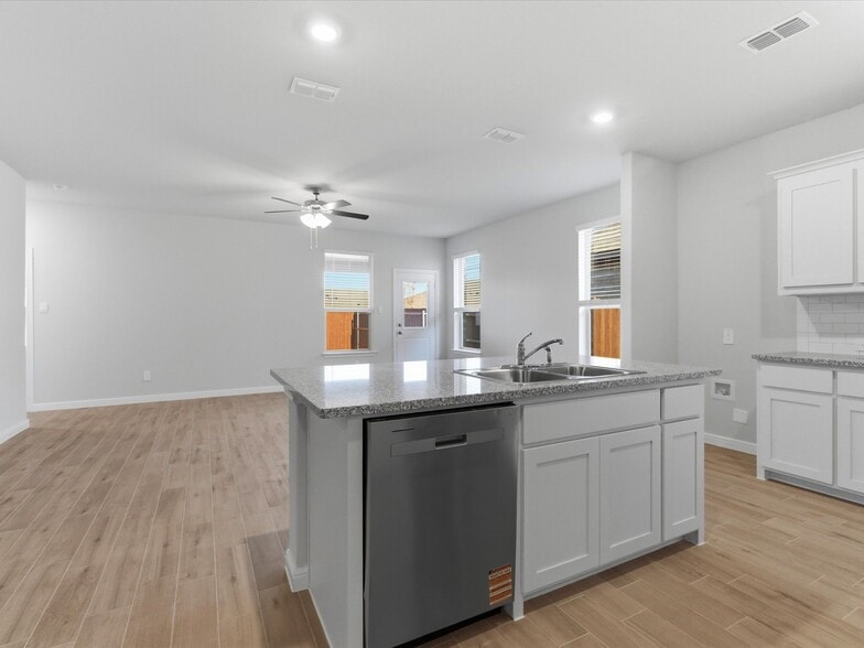 Kitchen - 713 Amber Fields Dr