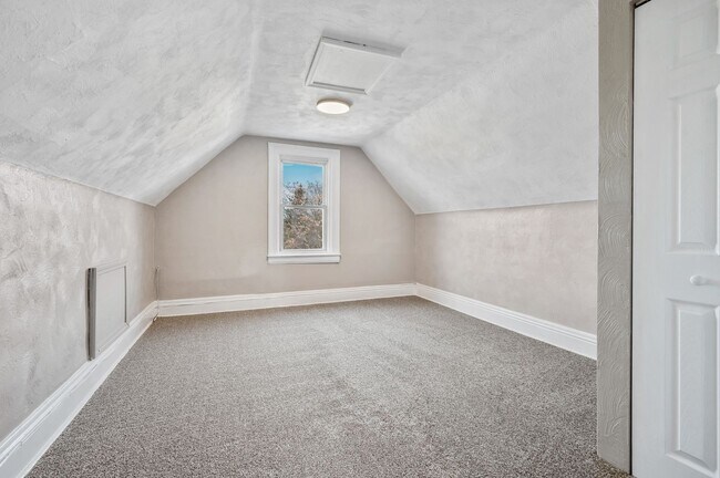 Building Photo - Updated 3 bedroom in Elliot Minutes from the West End Overlook!