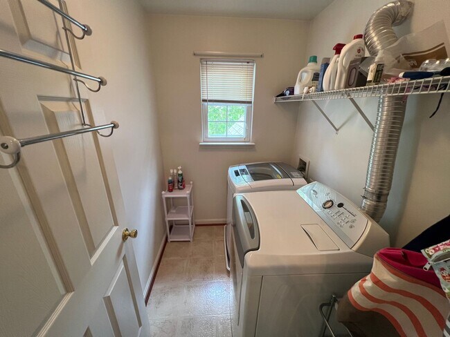 Building Photo - Impressive 4 Bedroom 3.5 Single-Family Hom...