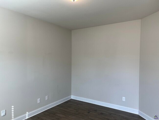 Building Photo - 105 Lacey Oak Ln